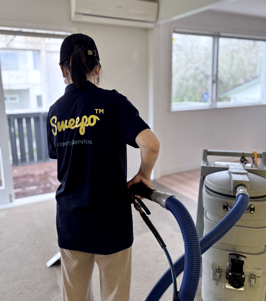 Sweepo cleaner with a carpet extraction hose